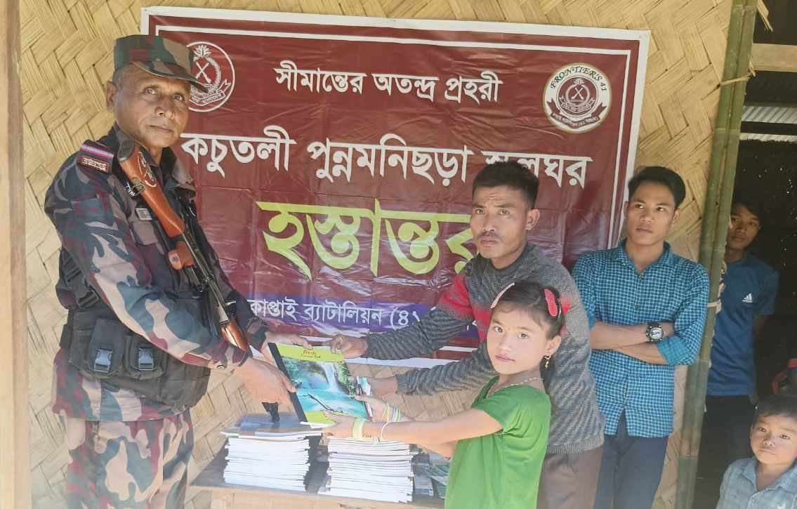 কাপ্তাই ৪১ ব্যাটালিয়ন বিজিবি কর্তৃক দূর্গম সীমান্তবর্তী কচুতলী এলাকায় নতুন স্কুল নির্মাণ করা সহ শিক্ষা উপকরণ বিতরণ করা হচ্ছে।