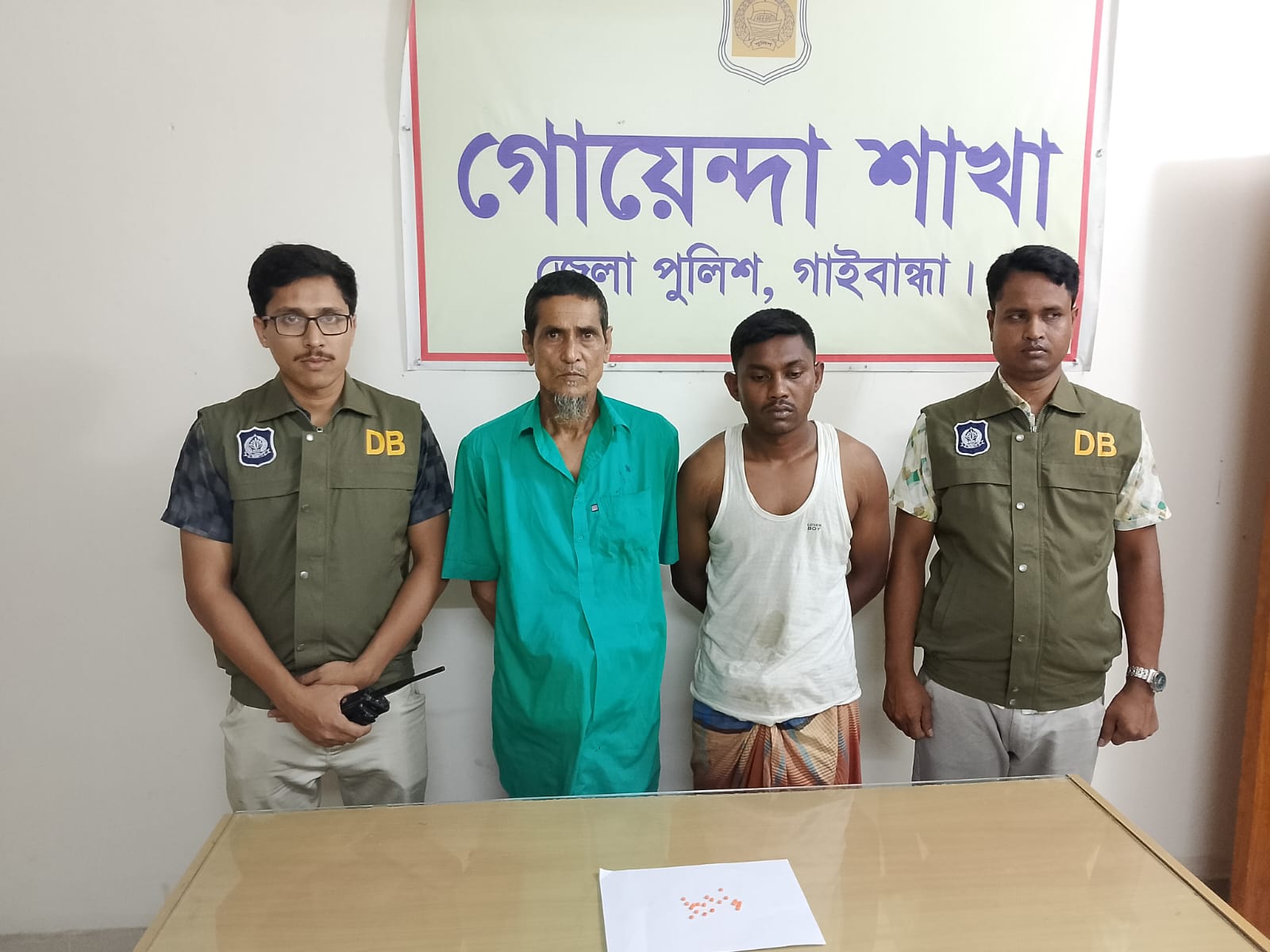 পলাশবাড়ীতে ডিবি পুলিশের অভিযানে ইয়াবাসহ মাদক ব্যবসায়ী আটক