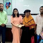মঠবাড়িয়ায় ৩০ আঙুল নিয়ে জন্ম নেওয়া শিশুর পরিবারকে সহায়তা দিল উপজেলা প্রশাসন