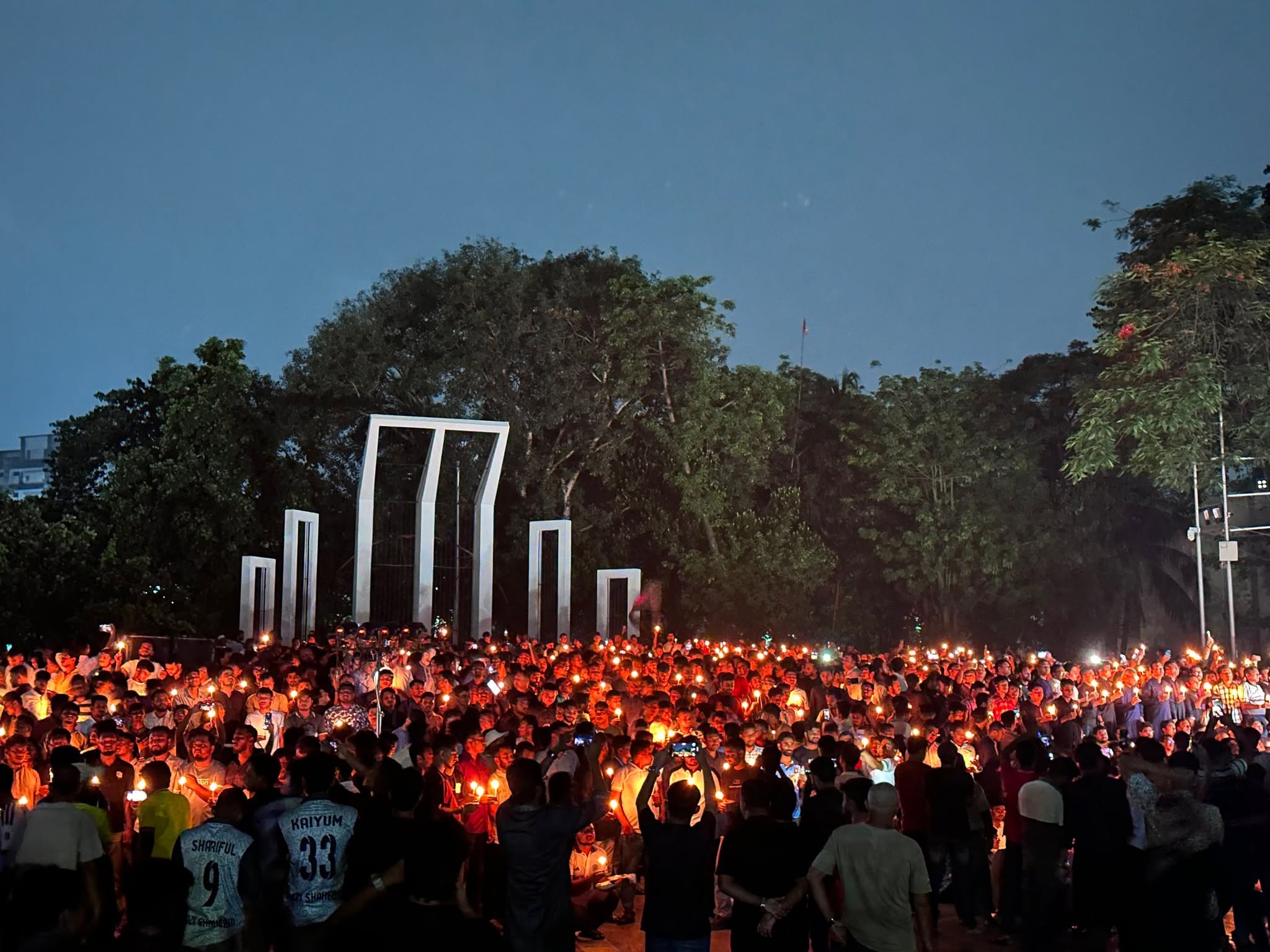 জুলাই গণঅভ্যুত্থানের শহীদদের স্মরণে শহীদ মিনারে ছাত্রদলের মোমবাতি প্রজ্জ্বলন