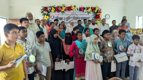 গোপালগঞ্জ জেলার কাশিয়ানী উপজেলার পারুলিয়া ইউনিয়নের পারুলিয়া উচ্চ বিদ্যালয়ে উক্ত বিদ্যালয় ও পারুলিয়া দাখিল মাদরাসার কৃতি ছাত্র-ছাত্রীদের নিয়ে এক ব্যতিক্রমধর্মী আয়োজন। কৃতি শিক্ষার্থীদের উৎসাহিত করা, তাদের মেধার স্বীকৃতি দেওয়া এবং উচ্চশিক্ষার পথে তাদের এগিয়ে নিতে এ অনুষ্ঠানের আয়োজন করা হয়। ‘উজ্জীবিত পারুলিয়া’ সংগঠনের উদ্যোগে আয়োজিত এ অনুষ্ঠানে সার্বিক সহযোগিতা ও অর্থনৈতিক সহায়তা প্রদান করে রাবেয়া- মুদাসসের ফাউন্ডেশন। অনুষ্ঠানে এসএসসি পরীক্ষায় এ প্লাস (A+) অর্জনকারী প্রত্যেক শিক্ষার্থীকে ২০ হাজার টাকা করে অনুদান, ক্রেস্ট ও সার্টিফিকেট প্রদান করা হয়। এছাড়া কৃতিত্বের সঙ্গে উত্তীর্ণ অন্যান্য শিক্ষার্থীদেরও ২ হাজার টাকা করে অনুদান প্রদান করা হয়। অনুষ্ঠানে পারুলিয়া উচ্চ বিদ্যালয়ের প্রধান শিক্ষক, উদ্দীপ্ত পারুলিয়ার সভাপতি, পারুলিয়া দাখিল মাদরাসার প্রিন্সিপাল, শিল্পকলা একাডেমির প্রতিষ্ঠিত শিল্পী, আবৃত্তিকার, বীর মুক্তিযোদ্ধা, বিদ্যালয়ের সাবেক ও বর্তমান বিভিন্ন পর্যায়ের সভাপতি এবং এলাকার অন্যান্য গণ্যমান্য ব্যক্তিবর্গ উপস্থিত ছিলেন। অনুষ্ঠানে বক্তারা বলেন, একটি প্রত্যন্ত গ্রামাঞ্চলের শিক্ষার্থীদের জন্য উচ্চশিক্ষায় এগিয়ে যাওয়া অনেক সময় অর্থনৈতিক সীমাবদ্ধতার কারণে কঠিন হয়ে পড়ে। ফলে মেধাবী শিক্ষার্থীদের স্বীকৃতি, উৎসাহ ও আর্থিক সহযোগিতা তাদের আত্মবিশ্বাস বাড়ানোর পাশাপাশি পড়াশোনায় আরও ভালো করার জন্য নতুন প্রতিযোগিতার সৃষ্টি করবে। কৃতি শিক্ষার্থীদের হাতে ক্রেস্ট, সার্টিফিকেট ও আর্থিক অনুদান তুলে দেওয়ার মধ্য দিয়ে শুধু তাদের সম্মানিত করাই নয়, বরং পরবর্তী প্রজন্মের শিক্ষার্থীদের মাঝেও ভালো ফলাফল করার একটি ইতিবাচক প্রতিযোগিতার পরিবেশ তৈরি করাই এ আয়োজনের অন্যতম লক্ষ্য। অনুষ্ঠানটির জন্য ‘উজ্জীবিত পারুলিয়া’-এর প্রতি আন্তরিক ধন্যবাদ ও কৃতজ্ঞতা প্রকাশ করেন রাবেয়া মডাস্সের ফাউন্ডেশনের চেয়ারম্যান ও পারিলিয়া স্কুলের সাবেক সভাপতি মফিজুর রহমান। তিনি বলেন, শিক্ষার্থীদের মেধা ও পরিশ্রমকে উৎসাহিত করতে এ ধরনের উদ্যোগ ভবিষ্যতেও অব্যাহত রাখার চেষ্টা করা হবে। তিনি আরও ঘোষণা করেন, ভবিষ্যতে যারা এ প্লাস (A+) অর্জন করবে, তাদের ইন্টারমিডিয়েট পর্যায়ের পড়াশোনা সম্পূর্ণ বিনামূল্যে করার জন্য ফুল স্কলারশিপের ব্যবস্থা করার উদ্যোগ নেওয়া হবে। মফিজুর রহমান বলেন, “আমাদের গ্রামের মেধাবী সন্তানরা যেন শুধুমাত্র অর্থনৈতিক সীমাবদ্ধতার কারণে উচ্চশিক্ষা থেকে বঞ্চিত না হয়—এটাই আমাদের প্রত্যাশা। মেধা ও যোগ্যতার মূল্যায়ন হলে এই শিক্ষার্থীরাই একদিন পারুলিয়ার গর্ব হয়ে উঠবে।” পারুলিয়ায় কৃতি শিক্ষার্থীদের সম্মাননা ও শিক্ষাবৃত্তি প্রদান: উচ্চশিক্ষায় নতুন স্বপ্ন দেখার প্রত্যয়