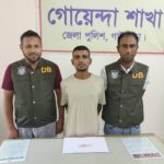 গাইবান্ধা সদর উপজেলায় অভিযান চালিয়ে ৫০ পিস ইয়াবা ট্যাবলেটসহ মো. আমিনুল ইসলাম ওরফে রায়হান (২৮) নামে এক যুবককে গ্রেপ্তার করেছে জেলা গোয়েন্দা (ডিবি) পুলিশ। শুক্রবার (৭ আগস্ট) রাত সাড়ে ১টার দিকে গাইবান্ধা পৌরসভার ৮ নম্বর ওয়ার্ডের পুরাতন বাজারের পানপট্টি এলাকায় অভিযান চালিয়ে তাকে গ্রেপ্তার করা হয়। পুলিশ সূত্রে জানা যায়, গাইবান্ধার পুলিশ সুপারের সার্বিক দিকনির্দেশনায় এবং জেলা গোয়েন্দা শাখার অফিসার ইনচার্জের নেতৃত্বে ডিবি পুলিশের একটি দল গোপন সংবাদের ভিত্তিতে মাদকবিরোধী অভিযান পরিচালনা করে। এ সময় পুরাতন বাজারের পানপট্টিতে রানা মিয়ার পানের দোকানের সামনের গলি থেকে আমিনুল ইসলাম ওরফে রায়হানকে আটক করা হয়। পরে তার পরনে থাকা থ্রি-কোয়ার্টার প্যান্টের ডান পকেট থেকে সাদা পলিথিনে মোড়ানো হালকা কমলা রঙের ৫০ পিস ইয়াবা ট্যাবলেট উদ্ধার করা হয়। উদ্ধার করা ইয়াবাগুলো বিধি অনুযায়ী জব্দ করা হয়েছে। গ্রেপ্তার আমিনুল ইসলাম ওরফে রায়হান গাইবান্ধা সদর উপজেলার সবুজপাড়া এলাকার মো. আব্দুর রহমান ওরফে ইদ্রিস আলীর ছেলে। এ ঘটনায় তার বিরুদ্ধে গাইবান্ধা সদর থানায় মাদকদ্রব্য নিয়ন্ত্রণ আইন, ২০১৮-এর ৩৬(১) সারণির ১০(ক) ধারায় মামলা করা হয়েছে। মামলার নম্বর-২০, তারিখ ৭ আগস্ট ২০২৬। গাইবান্ধায় ৫০ পিস ইয়াবাসহ যুবক গ্রেপ্তার