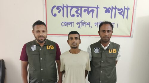 গাইবান্ধা সদর উপজেলায় অভিযান চালিয়ে ৫০ পিস ইয়াবা ট্যাবলেটসহ মো. আমিনুল ইসলাম ওরফে রায়হান (২৮) নামে এক যুবককে গ্রেপ্তার করেছে জেলা গোয়েন্দা (ডিবি) পুলিশ। শুক্রবার (৭ আগস্ট) রাত সাড়ে ১টার দিকে গাইবান্ধা পৌরসভার ৮ নম্বর ওয়ার্ডের পুরাতন বাজারের পানপট্টি এলাকায় অভিযান চালিয়ে তাকে গ্রেপ্তার করা হয়। পুলিশ সূত্রে জানা যায়, গাইবান্ধার পুলিশ সুপারের সার্বিক দিকনির্দেশনায় এবং জেলা গোয়েন্দা শাখার অফিসার ইনচার্জের নেতৃত্বে ডিবি পুলিশের একটি দল গোপন সংবাদের ভিত্তিতে মাদকবিরোধী অভিযান পরিচালনা করে। এ সময় পুরাতন বাজারের পানপট্টিতে রানা মিয়ার পানের দোকানের সামনের গলি থেকে আমিনুল ইসলাম ওরফে রায়হানকে আটক করা হয়। পরে তার পরনে থাকা থ্রি-কোয়ার্টার প্যান্টের ডান পকেট থেকে সাদা পলিথিনে মোড়ানো হালকা কমলা রঙের ৫০ পিস ইয়াবা ট্যাবলেট উদ্ধার করা হয়। উদ্ধার করা ইয়াবাগুলো বিধি অনুযায়ী জব্দ করা হয়েছে। গ্রেপ্তার আমিনুল ইসলাম ওরফে রায়হান গাইবান্ধা সদর উপজেলার সবুজপাড়া এলাকার মো. আব্দুর রহমান ওরফে ইদ্রিস আলীর ছেলে। এ ঘটনায় তার বিরুদ্ধে গাইবান্ধা সদর থানায় মাদকদ্রব্য নিয়ন্ত্রণ আইন, ২০১৮-এর ৩৬(১) সারণির ১০(ক) ধারায় মামলা করা হয়েছে। মামলার নম্বর-২০, তারিখ ৭ আগস্ট ২০২৬। গাইবান্ধায় ৫০ পিস ইয়াবাসহ যুবক গ্রেপ্তার