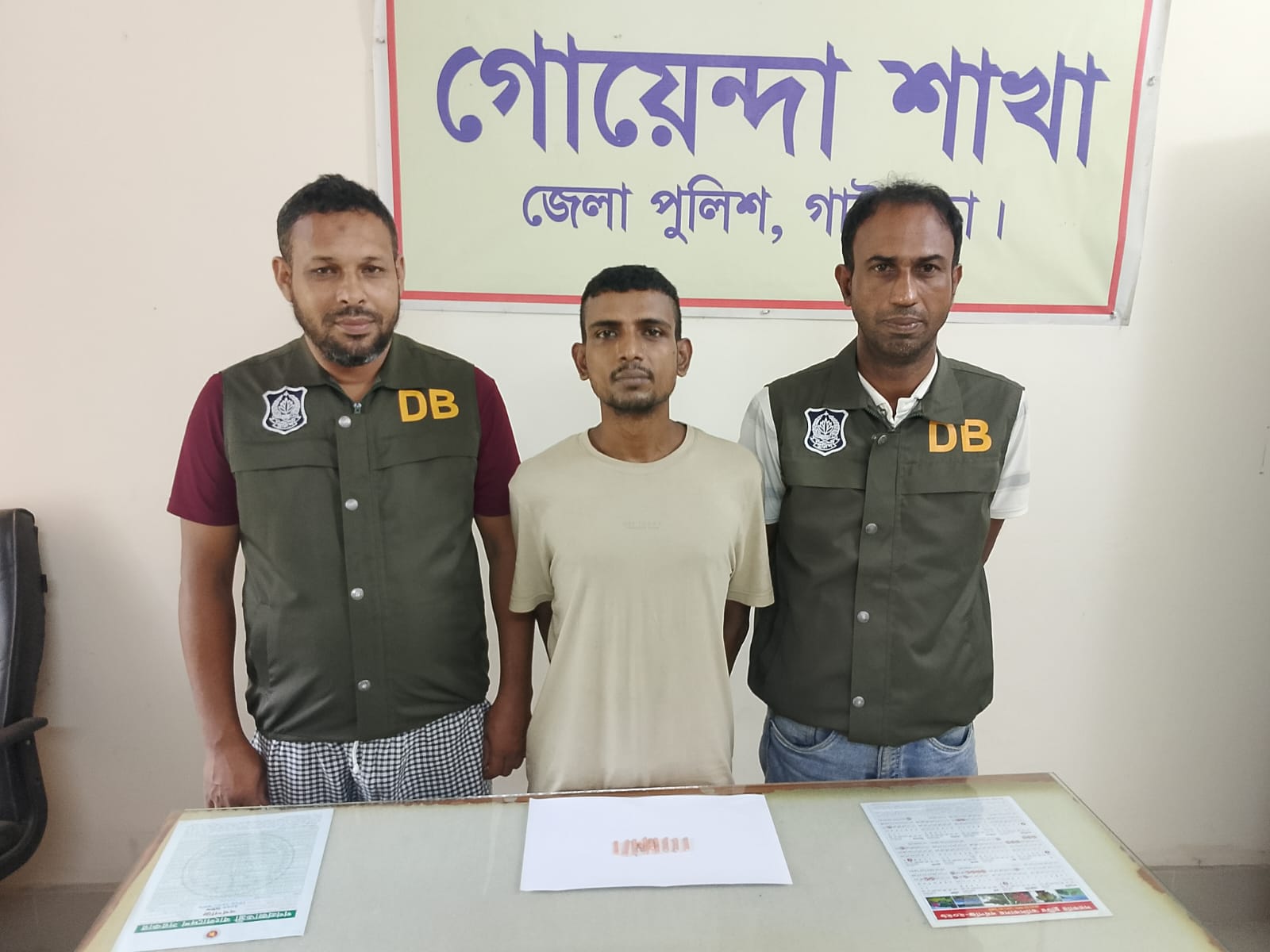 গাইবান্ধা সদর উপজেলায় অভিযান চালিয়ে ৫০ পিস ইয়াবা ট্যাবলেটসহ মো. আমিনুল ইসলাম ওরফে রায়হান (২৮) নামে এক যুবককে গ্রেপ্তার করেছে জেলা গোয়েন্দা (ডিবি) পুলিশ। শুক্রবার (৭ আগস্ট) রাত সাড়ে ১টার দিকে গাইবান্ধা পৌরসভার ৮ নম্বর ওয়ার্ডের পুরাতন বাজারের পানপট্টি এলাকায় অভিযান চালিয়ে তাকে গ্রেপ্তার করা হয়। পুলিশ সূত্রে জানা যায়, গাইবান্ধার পুলিশ সুপারের সার্বিক দিকনির্দেশনায় এবং জেলা গোয়েন্দা শাখার অফিসার ইনচার্জের নেতৃত্বে ডিবি পুলিশের একটি দল গোপন সংবাদের ভিত্তিতে মাদকবিরোধী অভিযান পরিচালনা করে। এ সময় পুরাতন বাজারের পানপট্টিতে রানা মিয়ার পানের দোকানের সামনের গলি থেকে আমিনুল ইসলাম ওরফে রায়হানকে আটক করা হয়। পরে তার পরনে থাকা থ্রি-কোয়ার্টার প্যান্টের ডান পকেট থেকে সাদা পলিথিনে মোড়ানো হালকা কমলা রঙের ৫০ পিস ইয়াবা ট্যাবলেট উদ্ধার করা হয়। উদ্ধার করা ইয়াবাগুলো বিধি অনুযায়ী জব্দ করা হয়েছে। গ্রেপ্তার আমিনুল ইসলাম ওরফে রায়হান গাইবান্ধা সদর উপজেলার সবুজপাড়া এলাকার মো. আব্দুর রহমান ওরফে ইদ্রিস আলীর ছেলে। এ ঘটনায় তার বিরুদ্ধে গাইবান্ধা সদর থানায় মাদকদ্রব্য নিয়ন্ত্রণ আইন, ২০১৮-এর ৩৬(১) সারণির ১০(ক) ধারায় মামলা করা হয়েছে। মামলার নম্বর-২০, তারিখ ৭ আগস্ট ২০২৬। গাইবান্ধায় ৫০ পিস ইয়াবাসহ যুবক গ্রেপ্তার