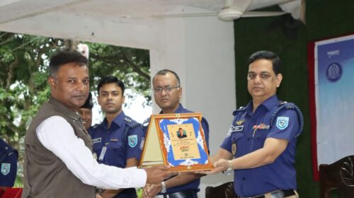গাইবান্ধায় আইনশৃঙ্খলা রক্ষায় বিশেষ অবদানে ডিবি ওসিকে সম্মাননা