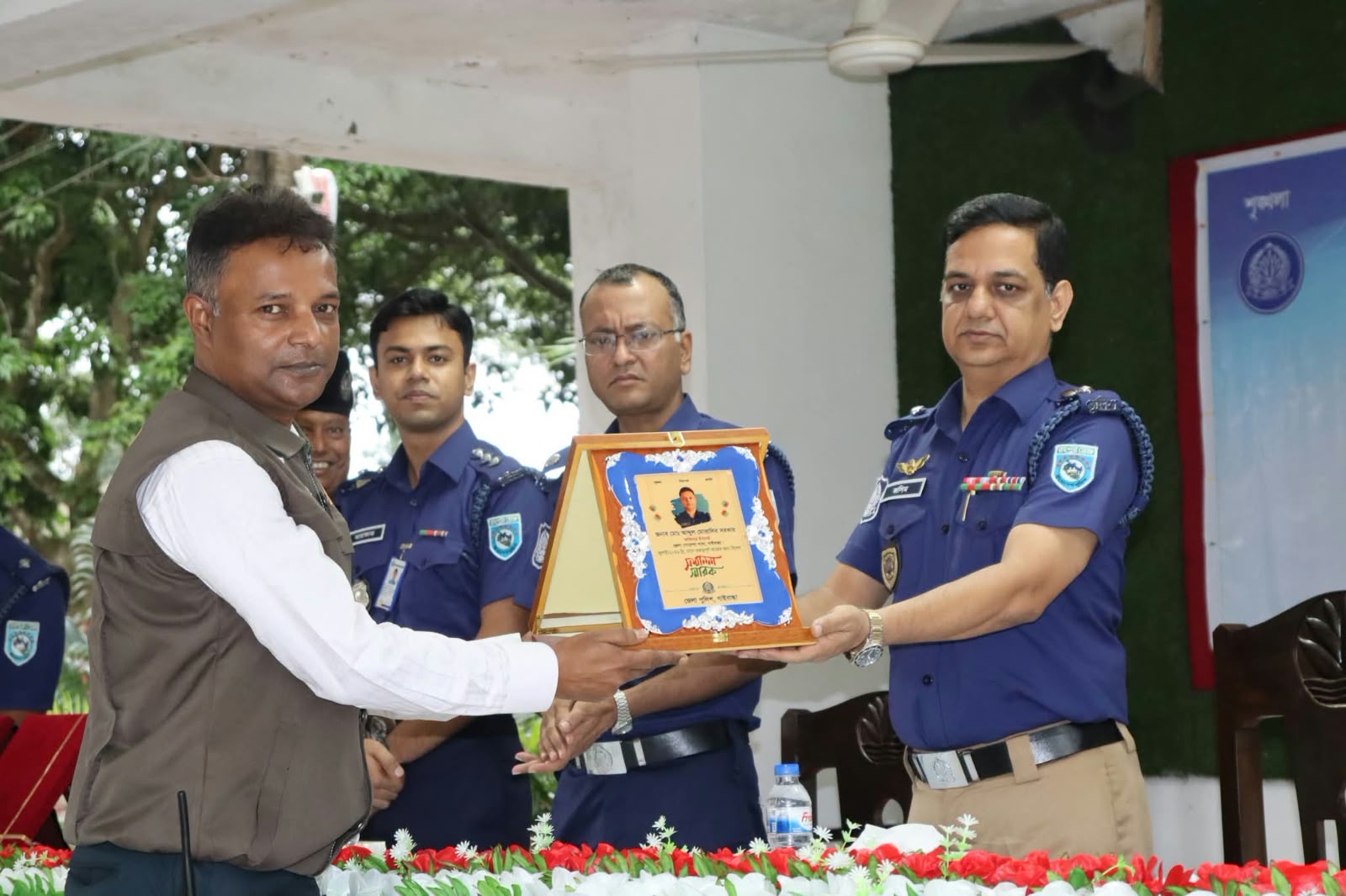গাইবান্ধায় আইনশৃঙ্খলা রক্ষায় বিশেষ অবদানে ডিবি ওসিকে সম্মাননা