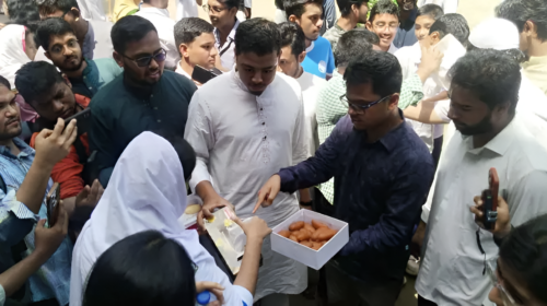 এসএসসি উত্তীর্ণদের ফুল-মিষ্টিতে শুভেচ্ছা জানালেন ডাকসু জিএস ফরহাদ