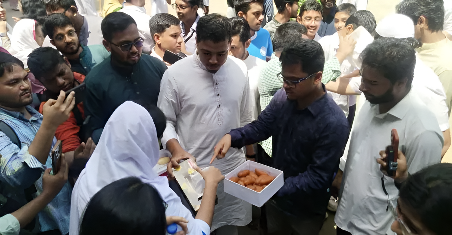 এসএসসি উত্তীর্ণদের ফুল-মিষ্টিতে শুভেচ্ছা জানালেন ডাকসু জিএস ফরহাদ