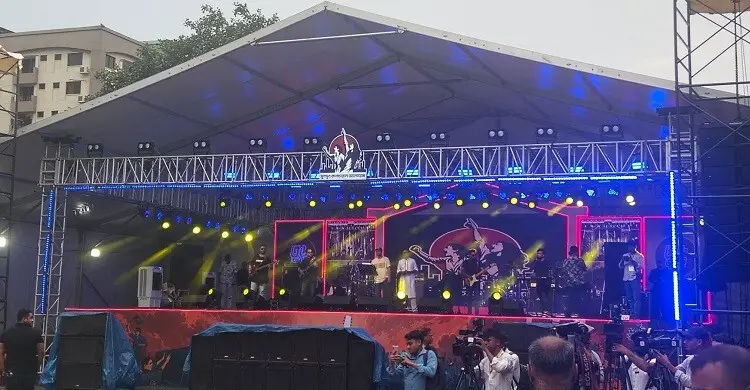 জুলাই গণঅভ্যুত্থান দিবসে মানিক মিয়া অ্যাভিনিউয়ে মানুষের ঢল, মাতালেন দেশসেরা শিল্পীরা