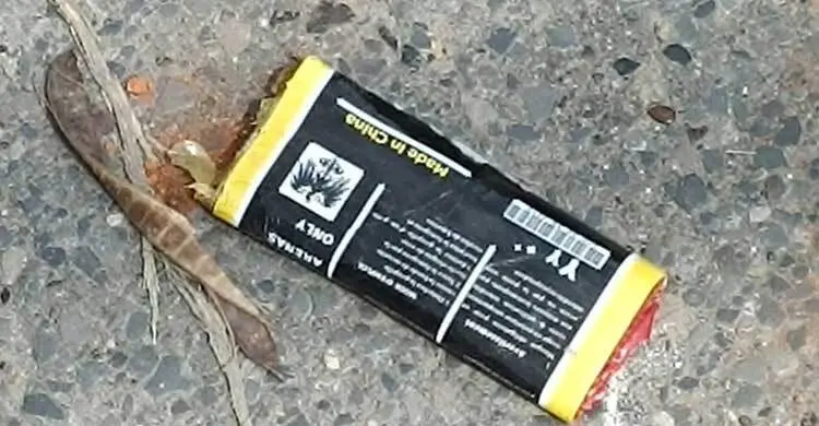 ধানমন্ডি ২৭-এ পরপর দুই ককটেল বিস্ফোরণ, আটক ৩