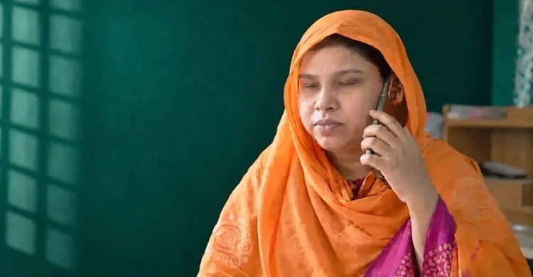 দৃষ্টির আলো হারিয়েও নিজের জীবনের পথ তৈরি করেছেন নাজমা