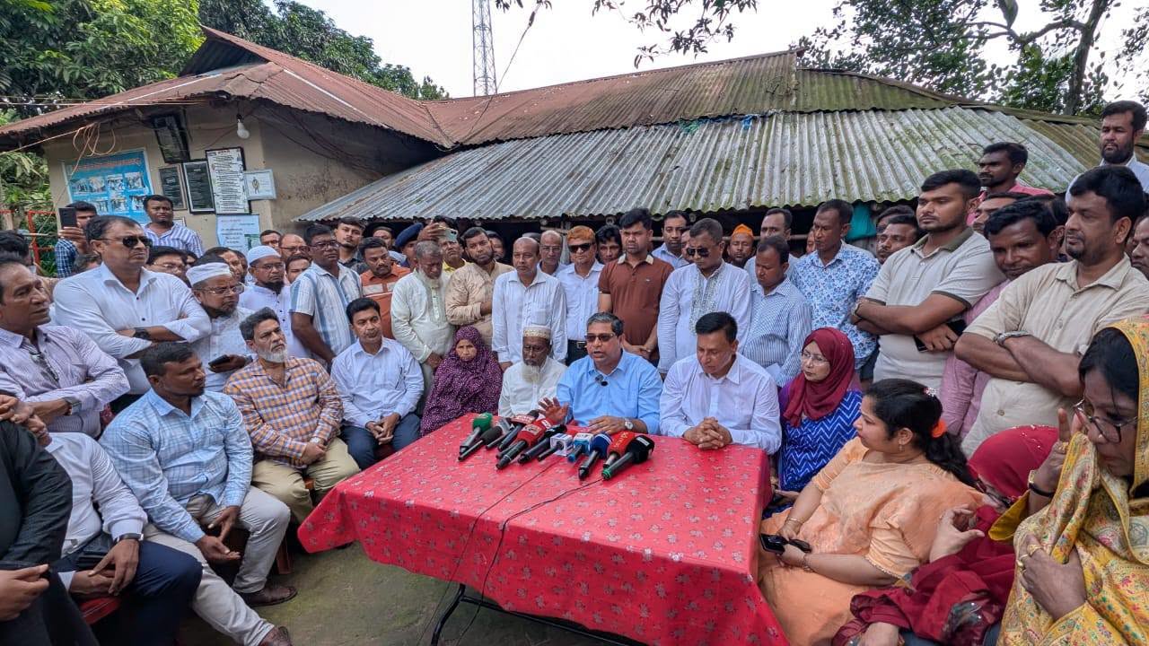 শহীদ আবু সাইদের কবর জিয়ারত করলেন প্রতিমন্ত্রী