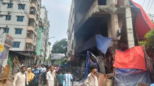 মিরপুর-১০-এ উচ্ছেদ অভিযান ঘিরে সংঘর্ষ, সিটি করপোরেশনের গাড়িতে আগুন