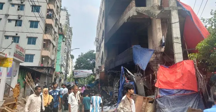 মিরপুর-১০-এ উচ্ছেদ অভিযান ঘিরে সংঘর্ষ, সিটি করপোরেশনের গাড়িতে আগুন