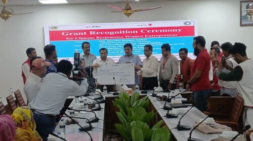 গাজীপুরে জলবায়ু-সহনশীল নারী উদ্যোক্তাদের অনুদান ও স্বীকৃতি