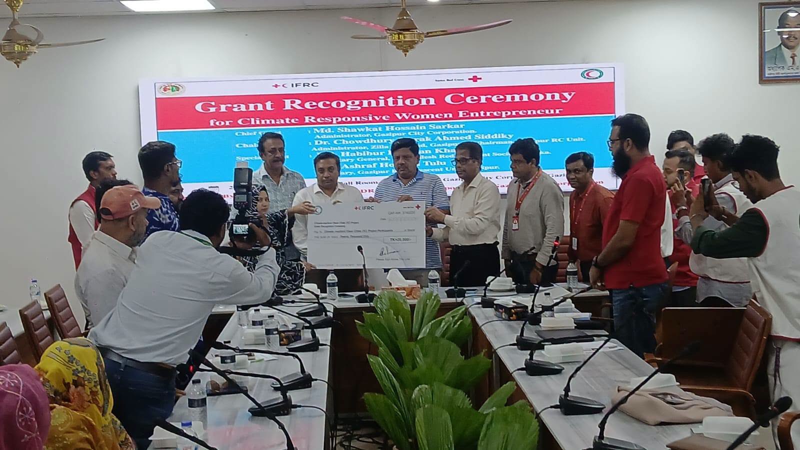 গাজীপুরে জলবায়ু-সহনশীল নারী উদ্যোক্তাদের অনুদান ও স্বীকৃতি