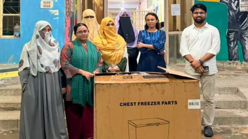 চট্টগ্রাম বিশ্ববিদ্যালয়ের পাঁচ নারী হলে ফ্রিজ দিলেন প্রতিমন্ত্রী মীর হেলাল চট্টগ্রাম বিশ্ববিদ্যালয়ের (চবি) পাঁচটি নারী হলে শিক্ষার্থীদের দীর্ঘদিনের দাবির পরিপ্রেক্ষিতে পাঁচটি ফ্রিজ দেওয়া হয়েছে। ভূমি ও পার্বত্য চট্টগ্রাম বিষয়ক প্রতিমন্ত্রী ও বিএনপির কেন্দ্রীয় নেতা ব্যারিস্টার মীর মোহাম্মদ হেলাল উদ্দীনের সহযোগিতায় এসব ফ্রিজ সরবরাহ করা হয়। চাকসুর এজিএস আইয়ুবুর রহমান তৌফিক এ উদ্যোগের সমন্বয় ও প্রয়োজনীয় কার্যক্রম পরিচালনা করেন। শিক্ষার্থীদের দীর্ঘদিনের প্রয়োজনের বিষয়টি বিবেচনায় নিয়ে পাঁচটি নারী হলে একটি করে ফ্রিজ পৌঁছে দেওয়া হয়েছে। ফ্রিজ পাওয়া হলগুলো হলো—দেশনেত্রী বেগম খালেদা জিয়া হল, বিজয় চব্বিশ হল, প্রীতিলতা হল, নওয়াব ফয়জুননেছা হল এবং শামসুন্নাহার হল। প্রতিটি হলে একটি করে ফ্রিজ দেওয়ায় নারী শিক্ষার্থীদের দীর্ঘদিনের একটি প্রয়োজন পূরণ হয়েছে। এতে হলগুলোতে সংরক্ষণ সুবিধা নিয়ে শিক্ষার্থীদের যে সমস্যা ছিল, তা অনেকটাই দূর হবে বলে আশা করা হচ্ছে। দীর্ঘদিনের এই প্রয়োজন পূরণে সহযোগিতা করায় প্রতিমন্ত্রী ব্যারিস্টার মীর মোহাম্মদ হেলাল উদ্দীনের প্রতি আন্তরিক ধন্যবাদ ও কৃতজ্ঞতা জানিয়েছেন চট্টগ্রাম বিশ্ববিদ্যালয়ের শিক্ষার্থীরা। শিক্ষার্থীরা আশা প্রকাশ করেন, প্রতিমন্ত্রী ও বিএনপি নেতা মীর মোহাম্মদ হেলাল উদ্দীনের সহযোগিতায় চট্টগ্রাম বিশ্ববিদ্যালয়ের বিশেষ করে নারী শিক্ষার্থীদের হলগুলোতে দীর্ঘদিন ধরে থাকা বিভিন্ন সমস্যা সমাধানে আরও উদ্যোগ নেওয়া হবে। একই সঙ্গে শিক্ষার্থীদের আবাসিক সুবিধা ও সামগ্রিক পরিবেশের যুগোপযোগী উন্নয়নেও কার্যক্রম অব্যাহত থাকবে।