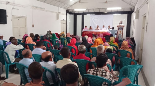 গাইবান্ধায় বিপ্লবী ওয়ার্কার্স পার্টির কর্মীসভা: চাঁদাবাজ ও সন্ত্রাসীদের বিরুদ্ধে কঠোর ব্যবস্থার দাবি সাইফুল হকের গাইবান্ধা প্রতিনিধি : ফিরোজ কবীর মিলন গাইবান্ধায় বাংলাদেশের বিপ্লবী ওয়ার্কার্স পার্টির কর্মীসভা অনুষ্ঠিত হয়েছে। আজ বুধবার সকালে গাইবান্ধা পাবলিক লাইব্রেরি মিলনায়তনে জেলা শাখার আয়োজনে এ কর্মীসভা হয়। সভার স্লোগান ছিল—‘অধিকার, ইনসাফ ও মুক্তির লড়াইয়ে শামিল হউন’। জেলা সভাপতি ফিরোজ আহমেদের সভাপতিত্বে কর্মীসভায় প্রধান অতিথি হিসেবে বক্তব্য রাখেন দলের কেন্দ্রীয় সাধারণ সম্পাদক সাইফুল হক। সভায় অন্যান্যের মধ্যে বক্তব্য রাখেন কেন্দ্রীয় রাজনৈতিক পরিষদ সদস্য আকবর খান, বিপ্লবী যুব সংহতির কেন্দ্রীয় যুগ্ম আহ্বায়ক আউয়াল মাহমুদ, জেলা সাধারণ সম্পাদক মাসুদুর রহমান প্রধান মাসুদ, রফিকুল ইসলাম, জাকারিয়া হাসান সুমন, আছমা বেগম, নাইমুর হাসানসহ সাত উপজেলার অঙ্গ ও সহযোগী সংগঠনের নেতৃবৃন্দ। প্রধান অতিথির বক্তব্যে সাইফুল হক বলেন, রাজনৈতিক পরিচয় বিবেচনা না করে দুষ্কৃতকারী, সন্ত্রাসী ও চাঁদাবাজদের বিরুদ্ধে কঠোর আইনানুগ ব্যবস্থা নিতে হবে। তিনি আরও বলেন, মাত্র সাত মাসের মধ্যে সরকারকে ঘিরে মানুষের প্রত্যাশা কেন কমে যাচ্ছে, তা সরকারকে ঠান্ডা মাথায় ভাবতে হবে। জ্বালানি ও সার সংকট প্রসঙ্গে তিনি বলেন, দেশে দ্রুত জ্বালানি সংকট সহনীয় মাত্রায় নামিয়ে না আনলে সরকারের ভালো অর্জনগুলোও নষ্ট হয়ে যাবে। বর্তমানে বিদ্যুৎ, গ্যাস নিয়ে মানুষ ভোগান্তিতে আছে। সারাদেশে ইউরিয়া সারের সংকটে চলতি আমন মৌসুমে কৃষকরা জমিতে সঠিক পরিমাণে সার দিতে পারছে না। এতে আমনের আবাদ ব্যাহত হওয়ার আশঙ্কা রয়েছে।