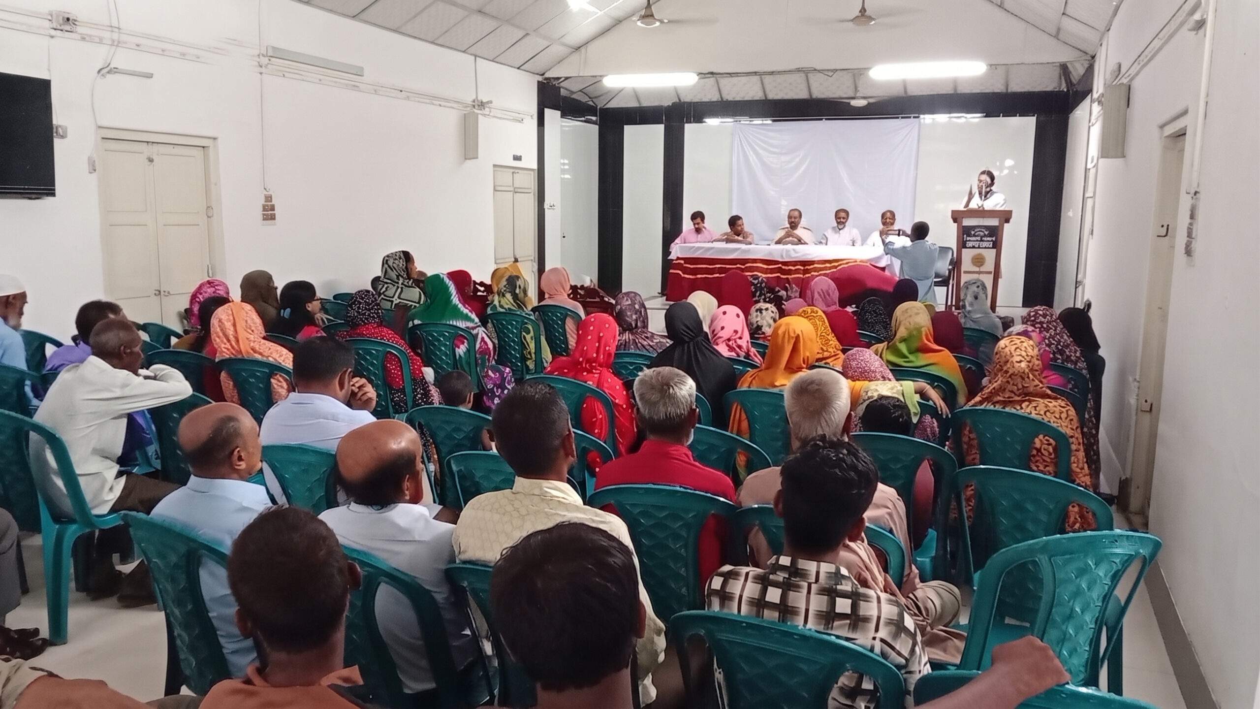 গাইবান্ধায় বিপ্লবী ওয়ার্কার্স পার্টির কর্মীসভা: চাঁদাবাজ ও সন্ত্রাসীদের বিরুদ্ধে কঠোর ব্যবস্থার দাবি সাইফুল হকের গাইবান্ধা প্রতিনিধি : ফিরোজ কবীর মিলন গাইবান্ধায় বাংলাদেশের বিপ্লবী ওয়ার্কার্স পার্টির কর্মীসভা অনুষ্ঠিত হয়েছে। আজ বুধবার সকালে গাইবান্ধা পাবলিক লাইব্রেরি মিলনায়তনে জেলা শাখার আয়োজনে এ কর্মীসভা হয়। সভার স্লোগান ছিল—‘অধিকার, ইনসাফ ও মুক্তির লড়াইয়ে শামিল হউন’। জেলা সভাপতি ফিরোজ আহমেদের সভাপতিত্বে কর্মীসভায় প্রধান অতিথি হিসেবে বক্তব্য রাখেন দলের কেন্দ্রীয় সাধারণ সম্পাদক সাইফুল হক। সভায় অন্যান্যের মধ্যে বক্তব্য রাখেন কেন্দ্রীয় রাজনৈতিক পরিষদ সদস্য আকবর খান, বিপ্লবী যুব সংহতির কেন্দ্রীয় যুগ্ম আহ্বায়ক আউয়াল মাহমুদ, জেলা সাধারণ সম্পাদক মাসুদুর রহমান প্রধান মাসুদ, রফিকুল ইসলাম, জাকারিয়া হাসান সুমন, আছমা বেগম, নাইমুর হাসানসহ সাত উপজেলার অঙ্গ ও সহযোগী সংগঠনের নেতৃবৃন্দ। প্রধান অতিথির বক্তব্যে সাইফুল হক বলেন, রাজনৈতিক পরিচয় বিবেচনা না করে দুষ্কৃতকারী, সন্ত্রাসী ও চাঁদাবাজদের বিরুদ্ধে কঠোর আইনানুগ ব্যবস্থা নিতে হবে। তিনি আরও বলেন, মাত্র সাত মাসের মধ্যে সরকারকে ঘিরে মানুষের প্রত্যাশা কেন কমে যাচ্ছে, তা সরকারকে ঠান্ডা মাথায় ভাবতে হবে। জ্বালানি ও সার সংকট প্রসঙ্গে তিনি বলেন, দেশে দ্রুত জ্বালানি সংকট সহনীয় মাত্রায় নামিয়ে না আনলে সরকারের ভালো অর্জনগুলোও নষ্ট হয়ে যাবে। বর্তমানে বিদ্যুৎ, গ্যাস নিয়ে মানুষ ভোগান্তিতে আছে। সারাদেশে ইউরিয়া সারের সংকটে চলতি আমন মৌসুমে কৃষকরা জমিতে সঠিক পরিমাণে সার দিতে পারছে না। এতে আমনের আবাদ ব্যাহত হওয়ার আশঙ্কা রয়েছে।
