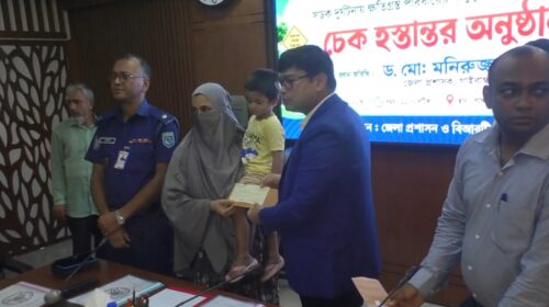 গাইবান্ধায় সড়কে ক্ষতিগ্রস্থদের মাঝে চেক বিতরণ