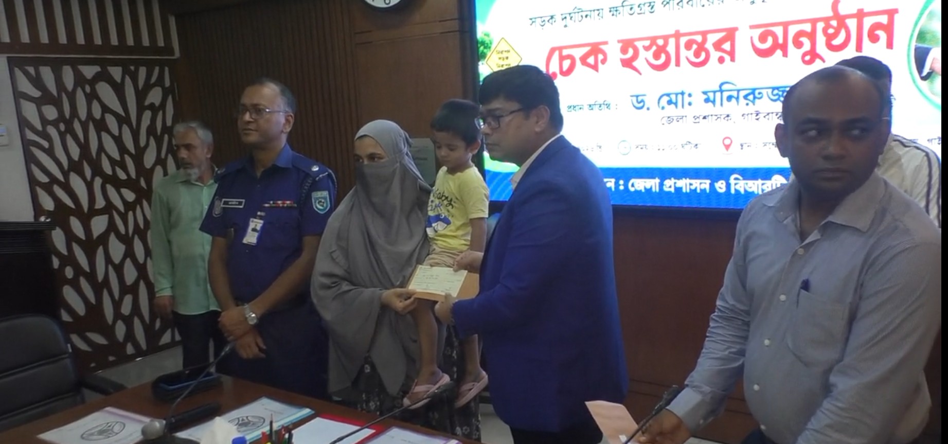 গাইবান্ধায় সড়কে ক্ষতিগ্রস্থদের মাঝে চেক বিতরণ