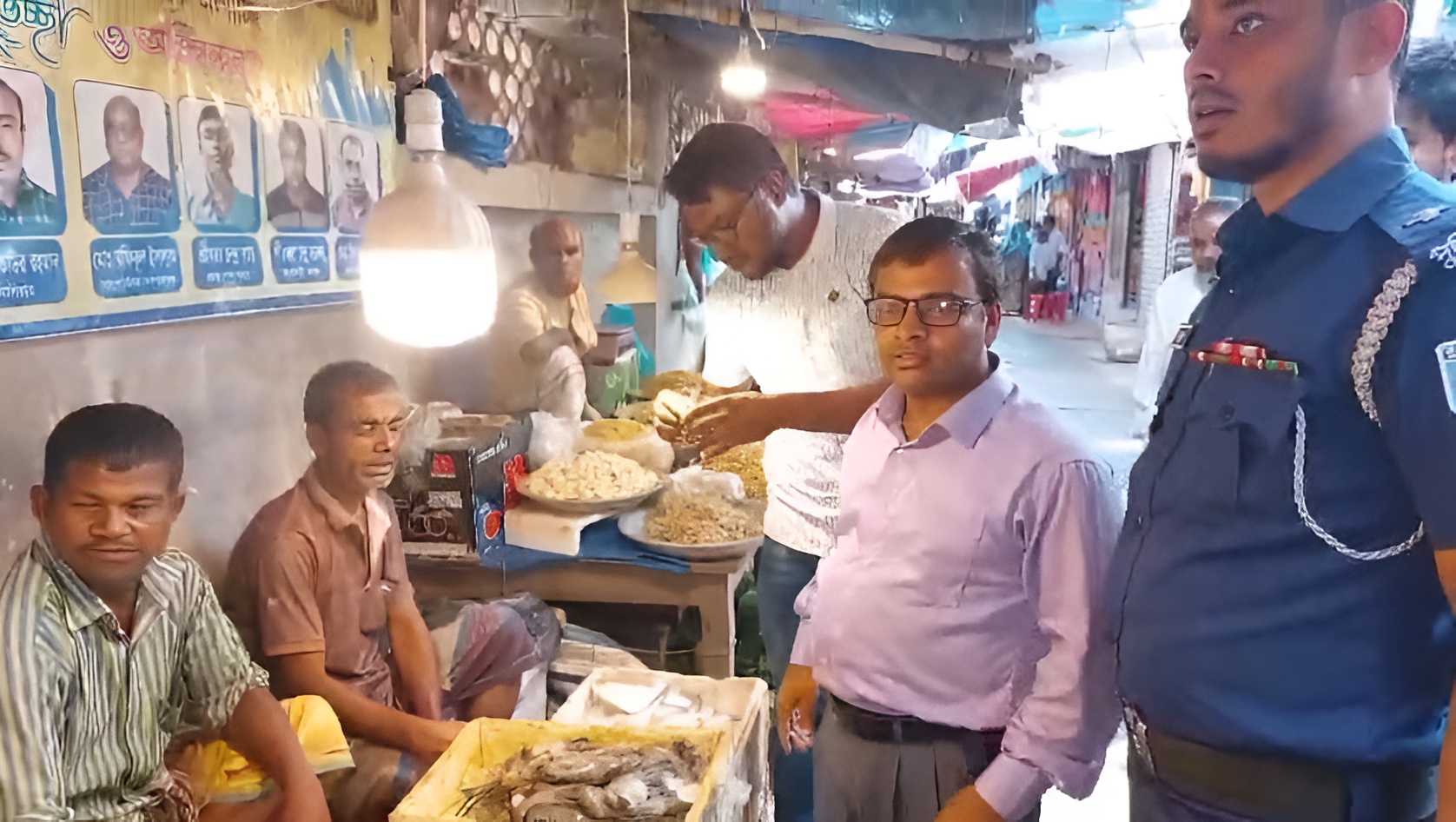 গোবিন্দগঞ্জে চিংড়ি মাছে জেল মিশিয়ে বিক্রি, ২ ব্যবসায়ীর ৬০ হাজার টাকা জরিমানা