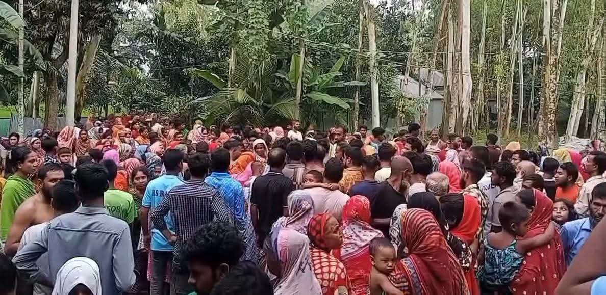 ছেলেকে বাঁচাতে গিয়ে বিলের পানিতে প্রাণ গেল বাবার