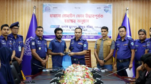 প্রকৃত মালিকদের ৬১ মোবাইল ফিরিয়ে দিল রাঙামাটি পুলিশ