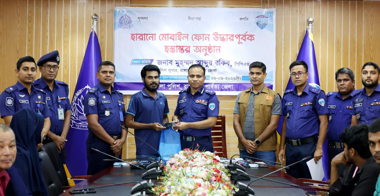 প্রকৃত মালিকদের ৬১ মোবাইল ফিরিয়ে দিল রাঙামাটি পুলিশ