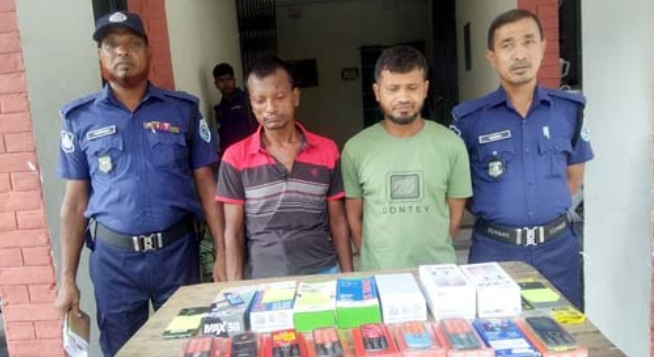 দোকানের টিন কেটে চুরি, সুন্দরগঞ্জে ১৮ মোবাইল উদ্ধার, আটক ২