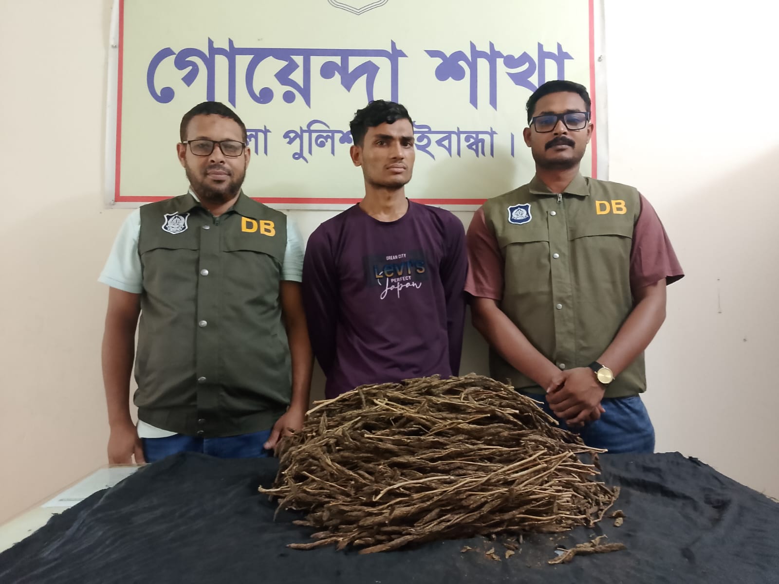 গাইবান্ধায় মোটরসাইকেলের সিটের নিচে ৩ কেজি গাঁজা, ডিবির হাতে যুবক আটক