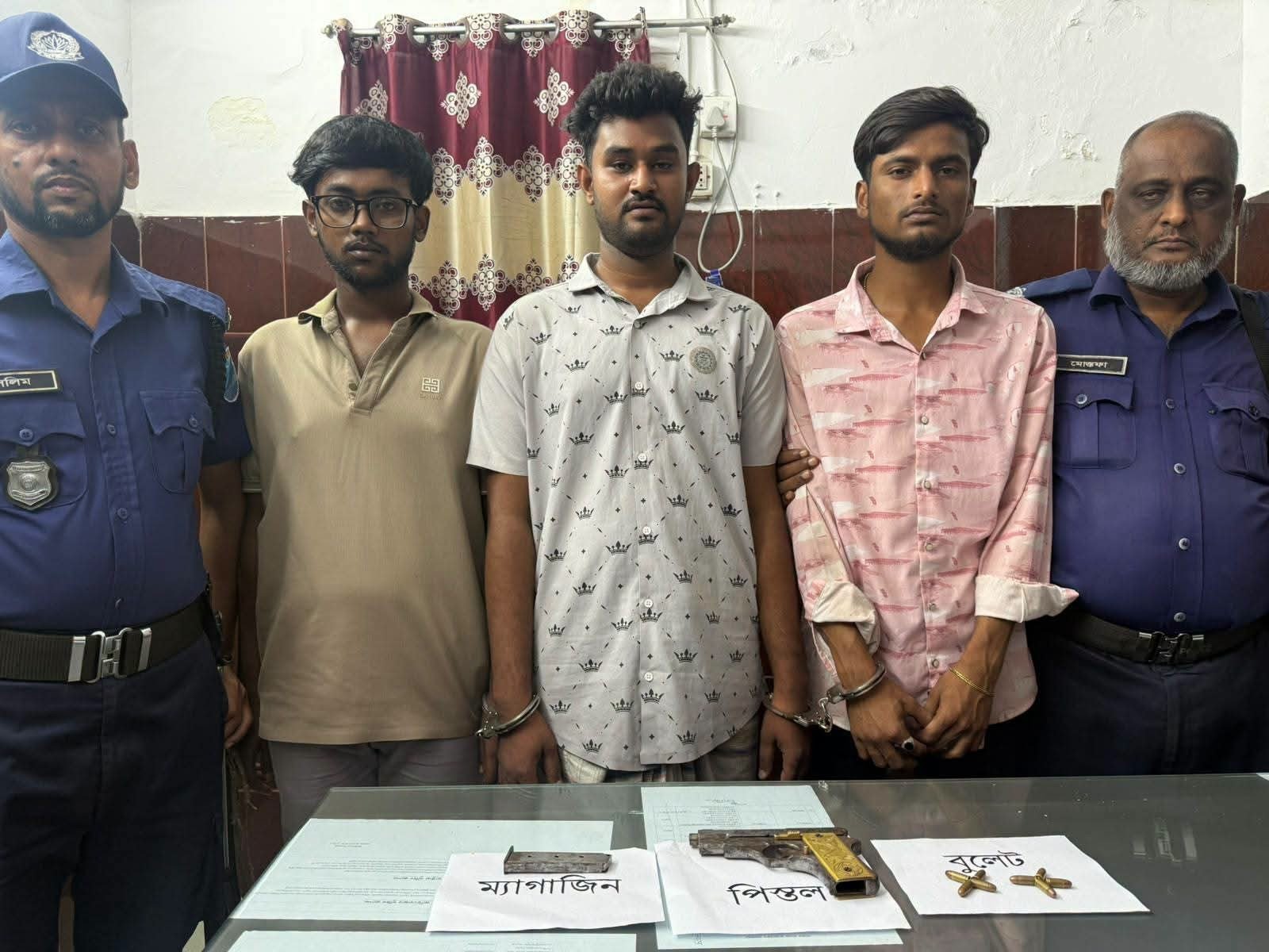 সাভারের রাজাশনে পরিত্যক্ত কক্ষ থেকে বিদেশি পিস্তল-গুলিসহ ৩ জন গ্রেপ্তার