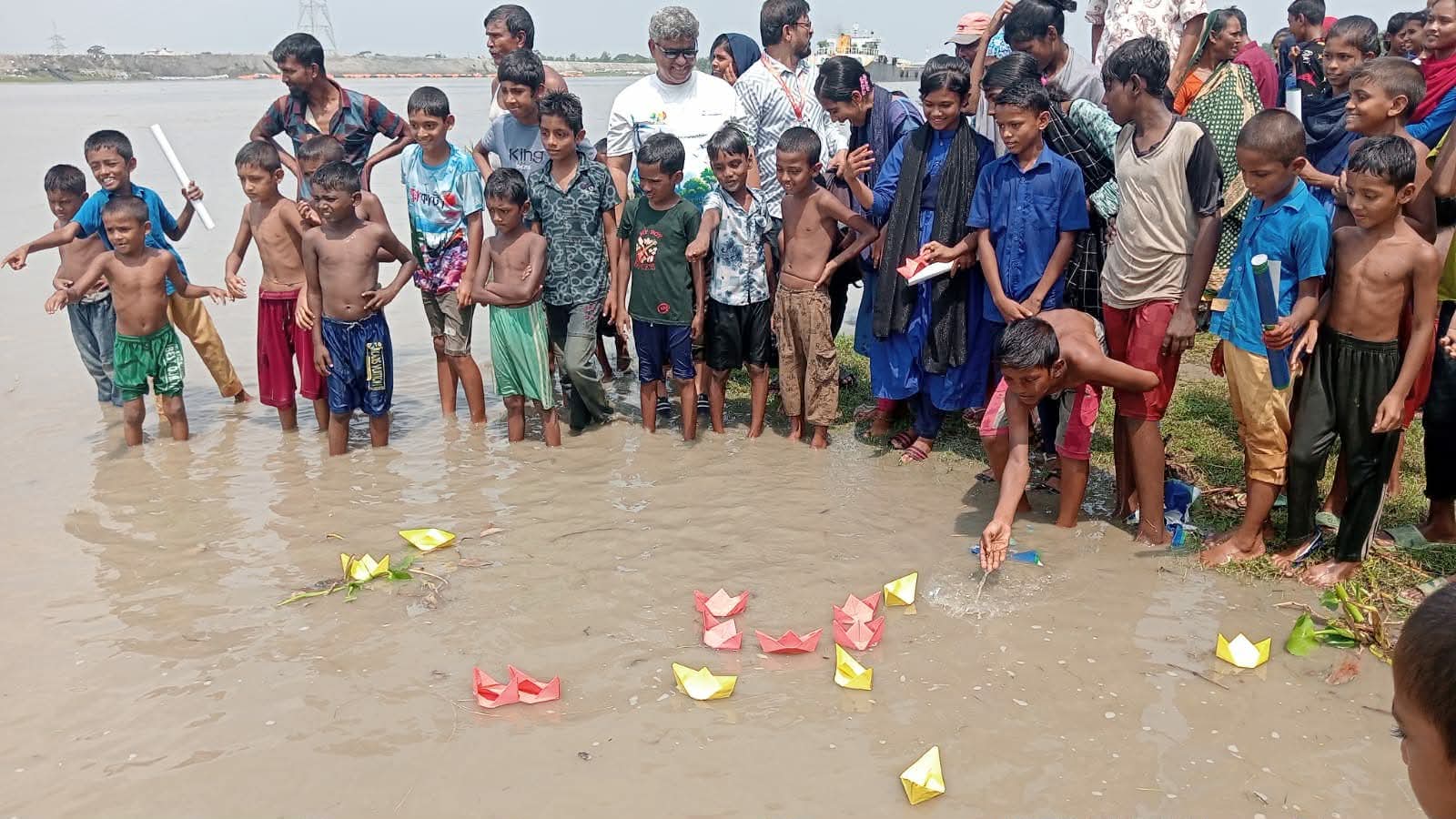 মোংলা নদীতে ভালোবাসার ফুল ছিটিয়ে বিশ্ব নদী দিবস পালন