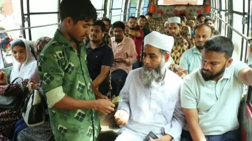 ডিজেলের দাম বাড়ায় বাসভাড়া ১৭ পয়সা, নতুন ভাড়া কার্যকর ডিজেলের মূল্যবৃদ্ধি ও পরিচালন ব্যয় বিবেচনায় ডিজেলচালিত বাস ও মিনিবাসের ভাড়া প্রতি কিলোমিটারে ১৭ পয়সা বাড়িয়েছে সরকার। এ বিষয়ে প্রজ্ঞাপন জারি করেছে সড়ক পরিবহন ও সেতু মন্ত্রণালয়ের সড়ক পরিবহন ও মহাসড়ক বিভাগ। মঙ্গলবার (২২ সেপ্টেম্বর) মন্ত্রণালয় থেকে এ প্রজ্ঞাপন জারি করা হয়। প্রজ্ঞাপনটি বুধবার প্রকাশ করা হয়েছে। নতুন ভাড়ার হার ২২ সেপ্টেম্বর থেকেই কার্যকর হয়েছে। প্রজ্ঞাপন অনুযায়ী, ঢাকা ও চট্টগ্রাম মহানগরে চলাচলকারী বাসের যাত্রীপ্রতি প্রতি কিলোমিটারের ভাড়া ২ টাকা ৫৩ পয়সা থেকে বাড়িয়ে ২ টাকা ৭০ পয়সা করা হয়েছে। আন্তঃজেলা ও দূরপাল্লার রুটে চলাচলকারী বাস ও মিনিবাসের ভাড়া প্রতি কিলোমিটারে ২ টাকা ২৩ পয়সা থেকে বাড়িয়ে ২ টাকা ৪০ পয়সা করা হয়েছে। এ ছাড়া ঢাকা ও চট্টগ্রাম মহানগরে চলাচলকারী মিনিবাস এবং ঢাকা পরিবহন সমন্বয় কর্তৃপক্ষের (ডিটিসিএ) আওতাধীন ঢাকা, নারায়ণগঞ্জ, মুন্সিগঞ্জ, নরসিংদী, গাজীপুর ও মানিকগঞ্জ জেলায় চলাচলকারী বাস-মিনিবাসের ভাড়া ২ টাকা ৪৩ পয়সা থেকে বাড়িয়ে ২ টাকা ৬০ পয়সা করা হয়েছে। আগের মতোই ঢাকা ও চট্টগ্রাম মহানগরে বাসের সর্বনিম্ন ভাড়া ১০ টাকা এবং মিনিবাসের সর্বনিম্ন ভাড়া ৮ টাকা বহাল রাখা হয়েছে। প্রজ্ঞাপনে বলা হয়েছে, আরামদায়ক ভ্রমণের জন্য বিআরটিএ অনুমোদিত আসন সংখ্যা কমিয়ে বাস বা মিনিবাসের আসন পুনর্বিন্যাস করা হলে নির্ধারিত ভাড়া আনুপাতিকভাবে পুনর্নির্ধারণ করতে হবে। এ ক্ষেত্রে রুট পারমিট অনুমোদনকারী কর্তৃপক্ষ (বিআরটিএ) বা যাত্রী ও পণ্য পরিবহন কমিটির কাছ থেকে আনুপাতিক ভাড়ার হার অনুমোদন করিয়ে নিতে হবে। নতুন ভাড়ার হার গ্যাসচালিত বাস ও মিনিবাসের ক্ষেত্রে প্রযোজ্য হবে না। একই সঙ্গে প্রতিটি বাস ও মিনিবাসের দৃশ্যমান স্থানে নির্ধারিত ভাড়ার তালিকা প্রদর্শন বাধ্যতামূলক করা হয়েছে। সরকার আন্তর্জাতিক বাজারের সঙ্গে সমন্বয় করে সব ধরনের জ্বালানি তেলের দাম বাড়িয়েছে। নতুন দামে ডিজেল, কেরোসিন, অকটেন ও পেট্রোলের দাম লিটারে ২০ টাকা করে বেড়েছে। এর ফলে ডিজেলের দাম ১৩৫ টাকা, কেরোসিন ১৩৫ টাকা, অকটেন ১৬০ টাকা এবং পেট্রোলের দাম ১৫৫ টাকা নির্ধারণ করা হয়েছে। নতুন দাম সোমবার (২১ সেপ্টেম্বর) থেকে কার্যকর হয়েছে। পরিবহন মালিকদের সঙ্গে বৈঠকের পর মঙ্গলবার সড়ক পরিবহন ও সেতুমন্ত্রী শেখ রবিউল আলম বাসের ভাড়া ১৭ পয়সা বাড়ানোর ঘোষণা দেন। তিনি জানান, পরিবহন মালিকদের পক্ষ থেকে প্রতি কিলোমিটারে ২০ পয়সা ভাড়া বাড়ানোর দাবি থাকলেও সাধারণ মানুষের ওপর বাড়তি চাপের বিষয়টি বিবেচনায় নিয়ে ১৭ পয়সা বাড়ানোর সিদ্ধান্ত হয়েছে।