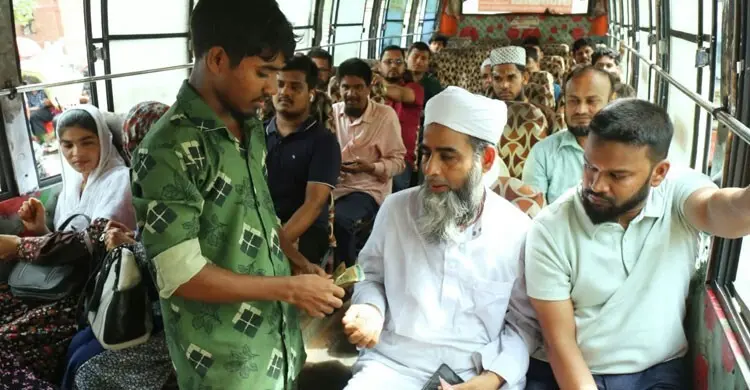 ডিজেলের দাম বাড়ায় বাসভাড়া ১৭ পয়সা, নতুন ভাড়া কার্যকর ডিজেলের মূল্যবৃদ্ধি ও পরিচালন ব্যয় বিবেচনায় ডিজেলচালিত বাস ও মিনিবাসের ভাড়া প্রতি কিলোমিটারে ১৭ পয়সা বাড়িয়েছে সরকার। এ বিষয়ে প্রজ্ঞাপন জারি করেছে সড়ক পরিবহন ও সেতু মন্ত্রণালয়ের সড়ক পরিবহন ও মহাসড়ক বিভাগ। মঙ্গলবার (২২ সেপ্টেম্বর) মন্ত্রণালয় থেকে এ প্রজ্ঞাপন জারি করা হয়। প্রজ্ঞাপনটি বুধবার প্রকাশ করা হয়েছে। নতুন ভাড়ার হার ২২ সেপ্টেম্বর থেকেই কার্যকর হয়েছে। প্রজ্ঞাপন অনুযায়ী, ঢাকা ও চট্টগ্রাম মহানগরে চলাচলকারী বাসের যাত্রীপ্রতি প্রতি কিলোমিটারের ভাড়া ২ টাকা ৫৩ পয়সা থেকে বাড়িয়ে ২ টাকা ৭০ পয়সা করা হয়েছে। আন্তঃজেলা ও দূরপাল্লার রুটে চলাচলকারী বাস ও মিনিবাসের ভাড়া প্রতি কিলোমিটারে ২ টাকা ২৩ পয়সা থেকে বাড়িয়ে ২ টাকা ৪০ পয়সা করা হয়েছে। এ ছাড়া ঢাকা ও চট্টগ্রাম মহানগরে চলাচলকারী মিনিবাস এবং ঢাকা পরিবহন সমন্বয় কর্তৃপক্ষের (ডিটিসিএ) আওতাধীন ঢাকা, নারায়ণগঞ্জ, মুন্সিগঞ্জ, নরসিংদী, গাজীপুর ও মানিকগঞ্জ জেলায় চলাচলকারী বাস-মিনিবাসের ভাড়া ২ টাকা ৪৩ পয়সা থেকে বাড়িয়ে ২ টাকা ৬০ পয়সা করা হয়েছে। আগের মতোই ঢাকা ও চট্টগ্রাম মহানগরে বাসের সর্বনিম্ন ভাড়া ১০ টাকা এবং মিনিবাসের সর্বনিম্ন ভাড়া ৮ টাকা বহাল রাখা হয়েছে। প্রজ্ঞাপনে বলা হয়েছে, আরামদায়ক ভ্রমণের জন্য বিআরটিএ অনুমোদিত আসন সংখ্যা কমিয়ে বাস বা মিনিবাসের আসন পুনর্বিন্যাস করা হলে নির্ধারিত ভাড়া আনুপাতিকভাবে পুনর্নির্ধারণ করতে হবে। এ ক্ষেত্রে রুট পারমিট অনুমোদনকারী কর্তৃপক্ষ (বিআরটিএ) বা যাত্রী ও পণ্য পরিবহন কমিটির কাছ থেকে আনুপাতিক ভাড়ার হার অনুমোদন করিয়ে নিতে হবে। নতুন ভাড়ার হার গ্যাসচালিত বাস ও মিনিবাসের ক্ষেত্রে প্রযোজ্য হবে না। একই সঙ্গে প্রতিটি বাস ও মিনিবাসের দৃশ্যমান স্থানে নির্ধারিত ভাড়ার তালিকা প্রদর্শন বাধ্যতামূলক করা হয়েছে। সরকার আন্তর্জাতিক বাজারের সঙ্গে সমন্বয় করে সব ধরনের জ্বালানি তেলের দাম বাড়িয়েছে। নতুন দামে ডিজেল, কেরোসিন, অকটেন ও পেট্রোলের দাম লিটারে ২০ টাকা করে বেড়েছে। এর ফলে ডিজেলের দাম ১৩৫ টাকা, কেরোসিন ১৩৫ টাকা, অকটেন ১৬০ টাকা এবং পেট্রোলের দাম ১৫৫ টাকা নির্ধারণ করা হয়েছে। নতুন দাম সোমবার (২১ সেপ্টেম্বর) থেকে কার্যকর হয়েছে। পরিবহন মালিকদের সঙ্গে বৈঠকের পর মঙ্গলবার সড়ক পরিবহন ও সেতুমন্ত্রী শেখ রবিউল আলম বাসের ভাড়া ১৭ পয়সা বাড়ানোর ঘোষণা দেন। তিনি জানান, পরিবহন মালিকদের পক্ষ থেকে প্রতি কিলোমিটারে ২০ পয়সা ভাড়া বাড়ানোর দাবি থাকলেও সাধারণ মানুষের ওপর বাড়তি চাপের বিষয়টি বিবেচনায় নিয়ে ১৭ পয়সা বাড়ানোর সিদ্ধান্ত হয়েছে।