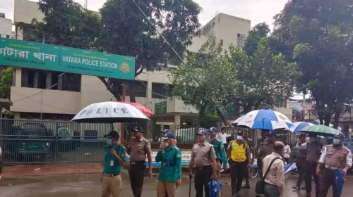বাড্ডার ১০০ ফিটে অবৈধ পার্কিং ও হকার উচ্ছেদ