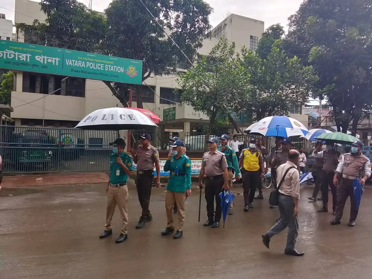 বাড্ডার ১০০ ফিটে অবৈধ পার্কিং ও হকার উচ্ছেদ