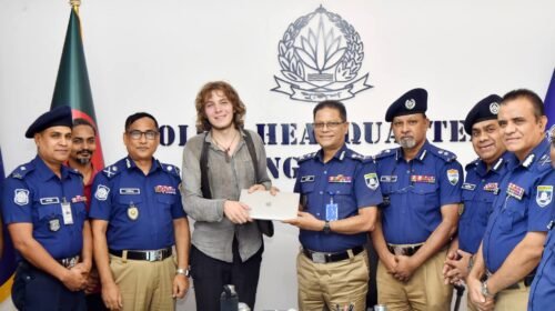 জার্মান পর্যটকের উদ্ধার করা ল্যাপটপ হস্তান্তর করল পুলিশ