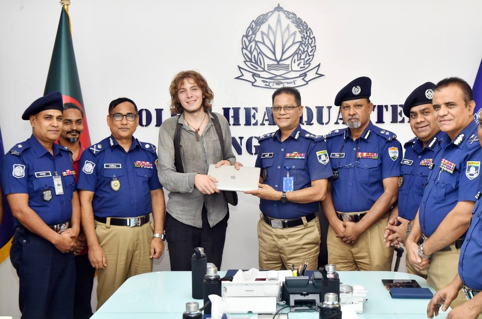 জার্মান পর্যটকের উদ্ধার করা ল্যাপটপ হস্তান্তর করল পুলিশ