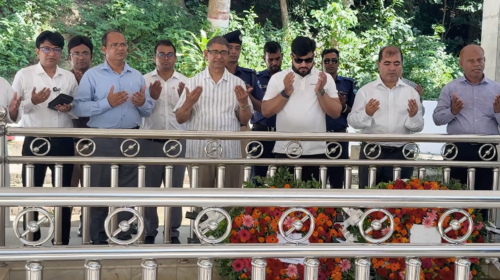 জিয়াউর রহমানের প্রথম সমাধির স্মৃতিসৌধে শ্রদ্ধা জানালেন মন্ত্রী আহমেদ আজম ও প্রতিমন্ত্রী ইশরাক