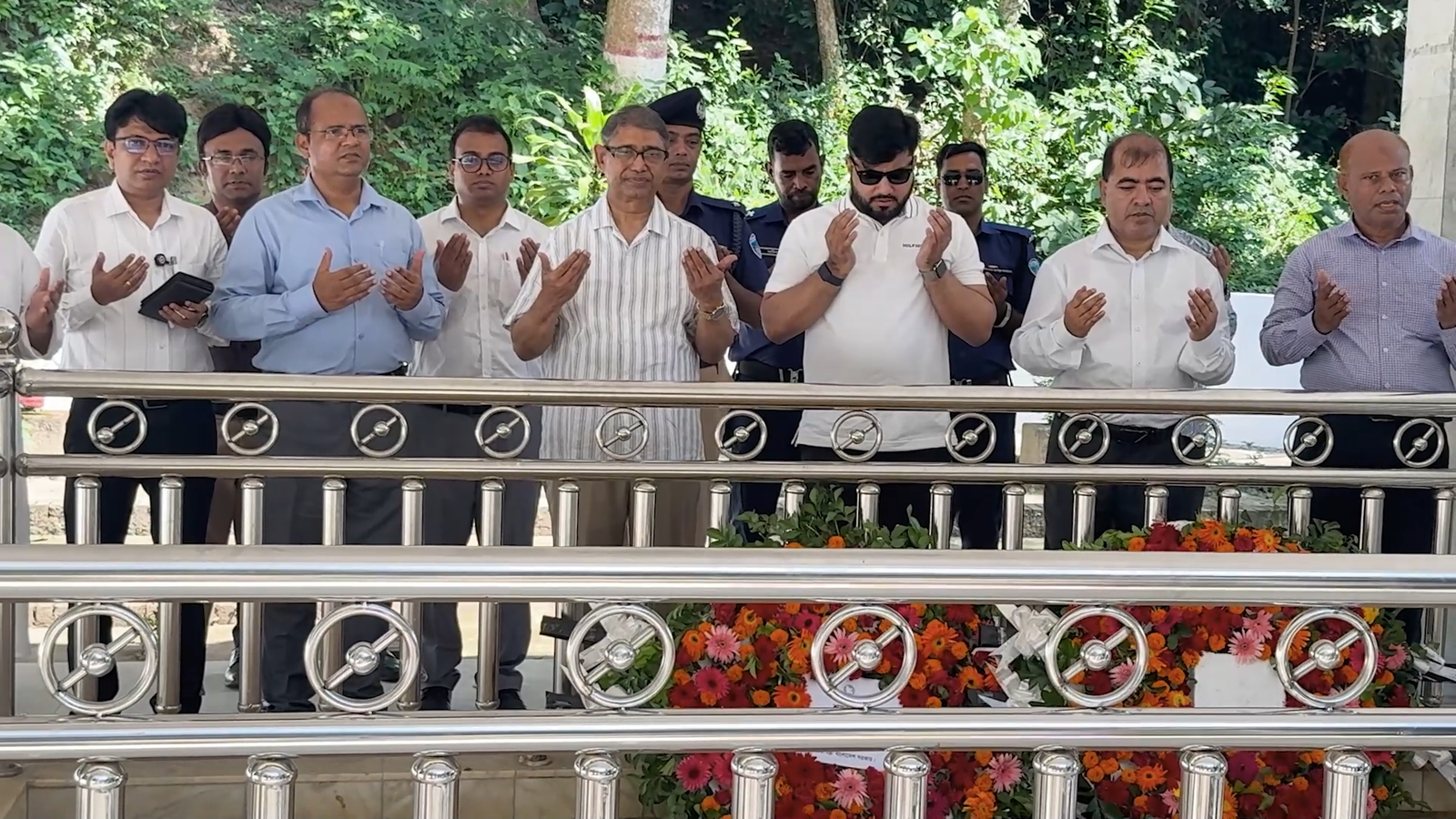 জিয়াউর রহমানের প্রথম সমাধির স্মৃতিসৌধে শ্রদ্ধা জানালেন মন্ত্রী আহমেদ আজম ও প্রতিমন্ত্রী ইশরাক