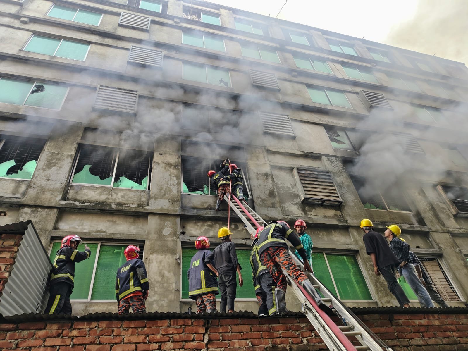 গাজীপুরে ৮ তলা ভবনের তৃতীয় তলায় আগুন