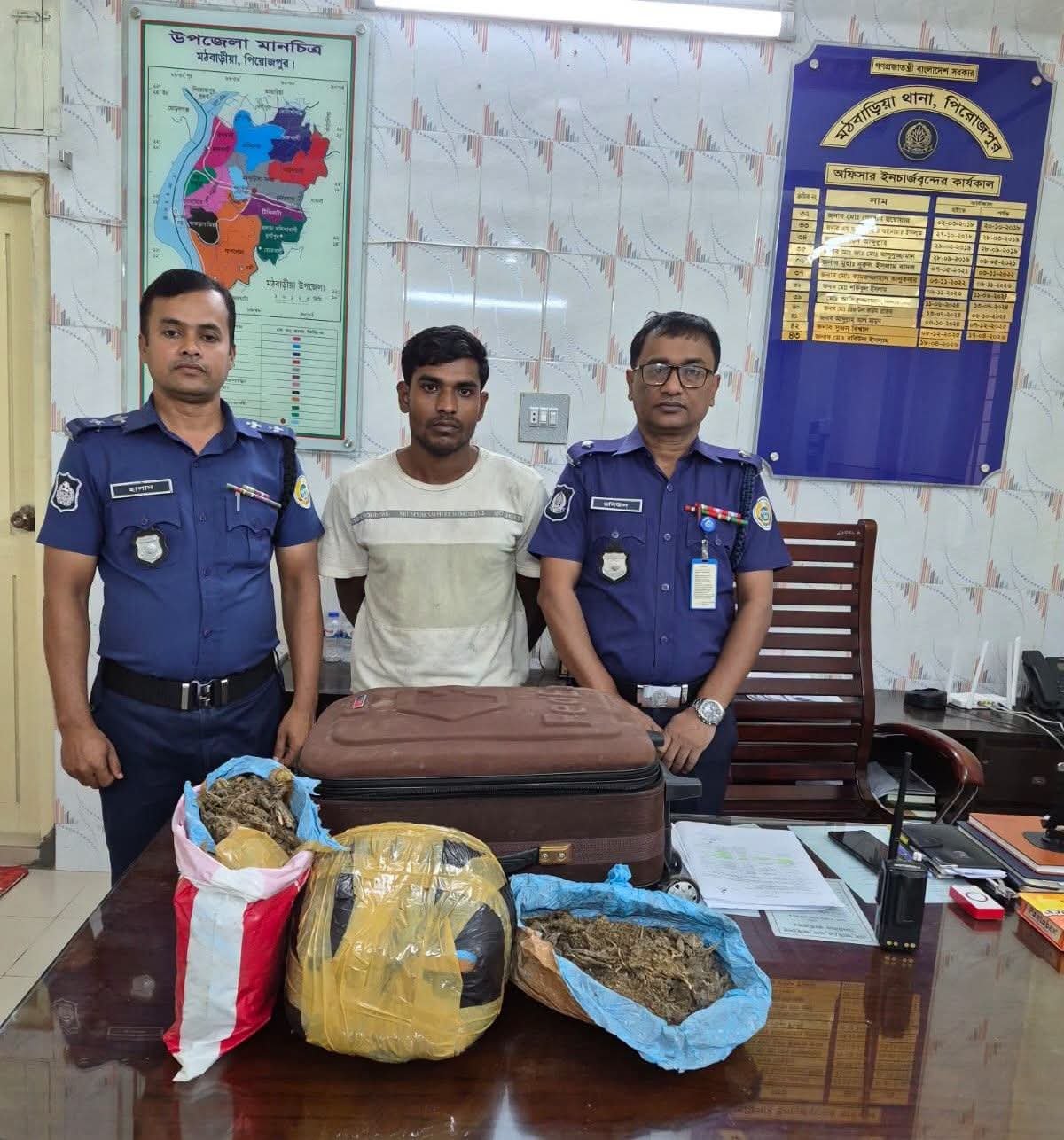 মঠবাড়িয়ায় ট্রলি ব্যাগে ৪ কেজি গাঁজা, যুবক গ্রেপ্তার