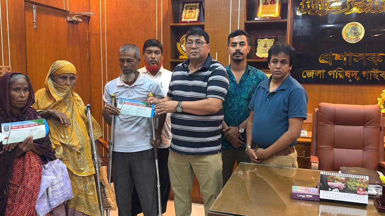 গাইবান্ধায় ৬০ জনের মাঝে ২ লাখ ৯০ হাজার টাকার সহায়তার চেক বিতরণ
