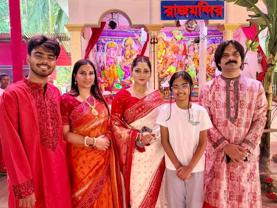 মঠবাড়িয়ার ঐতিহ্যবাহী রাজ মন্দিরে অভিনেত্রী পূজা চেরী