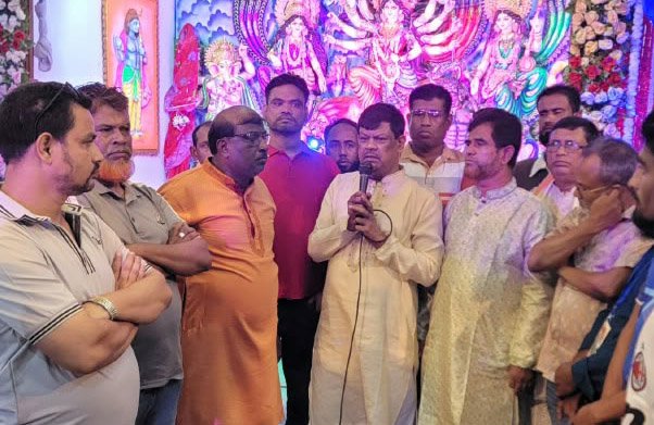 দুর্গোৎসবে সম্প্রীতির বার্তা, বরিশালের সব পূজামণ্ডপে রহমাতুল্লাহর শুভেচ্ছা ও অনুদান