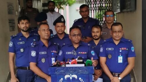 জঙ্গল সলিমপুরে পুলিশের অভিযান, অস্ত্র ও চাঁদা আদায়ের তালিকাসহ গ্রেপ্তার ৪
