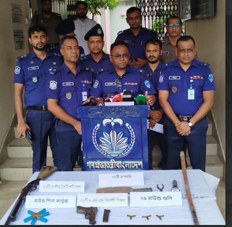 জঙ্গল সলিমপুরে পুলিশের অভিযান, অস্ত্র ও চাঁদা আদায়ের তালিকাসহ গ্রেপ্তার ৪